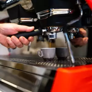 Ekspres kolbowy czy automatyczny – porównanie, różnice i który wybrać