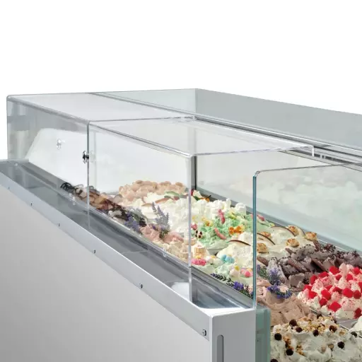 Witryna do lodów COMETA 18 H1220 dystrybutor do lodów 18 kuwet widok pod kątem, kuwety z lodami